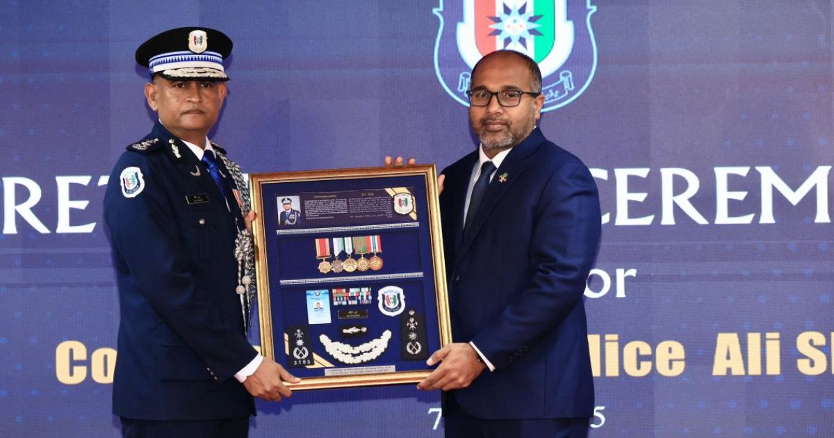 ކުރީގެ ޕޮލިސް ކޮމިޝަނަރު ޝުޖާއު ޝަރަފުވެރިކަމާއެކު ރިޓަޔާކުރައްވައިފި