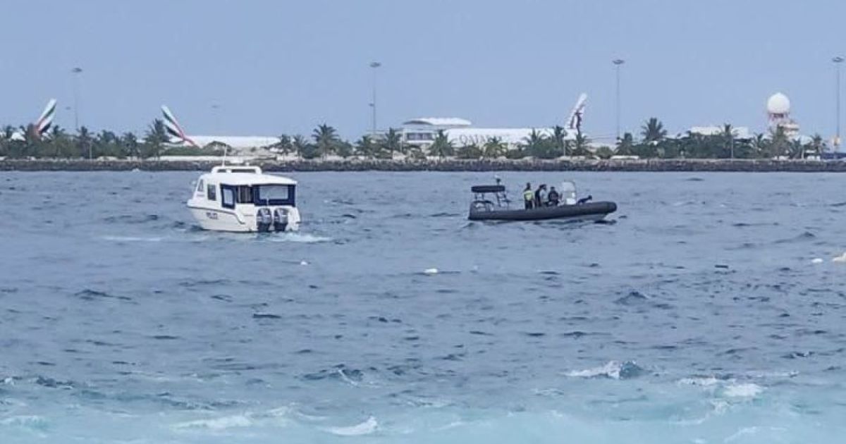 ލޯންޗެއްގެ ބުރަފަތިން ޖެހި މީހެއްގެ އަތް ބުރިވެއްޖެ
