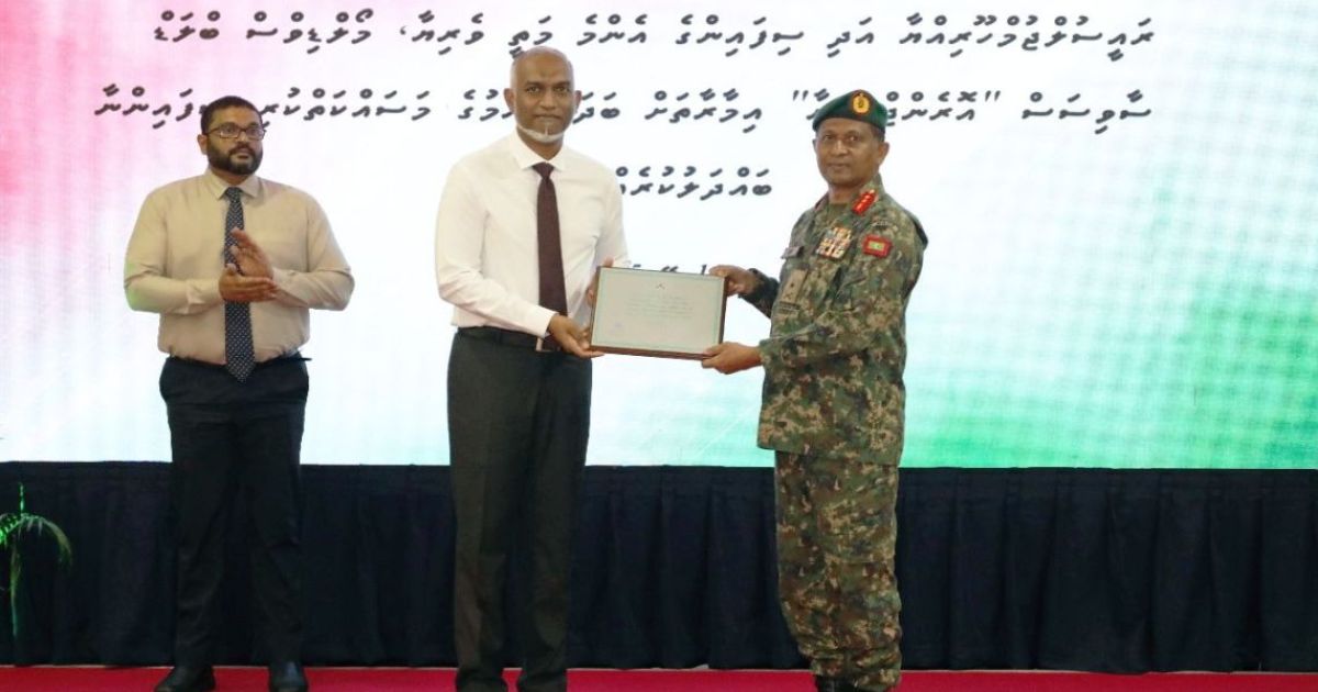އޮރެންޖުހިޔާގެ މަސައްކަތުގައި އުޅުނު ސިފައިންނާއި ރައީސް ބައްދަލުކުރައްވައިފި