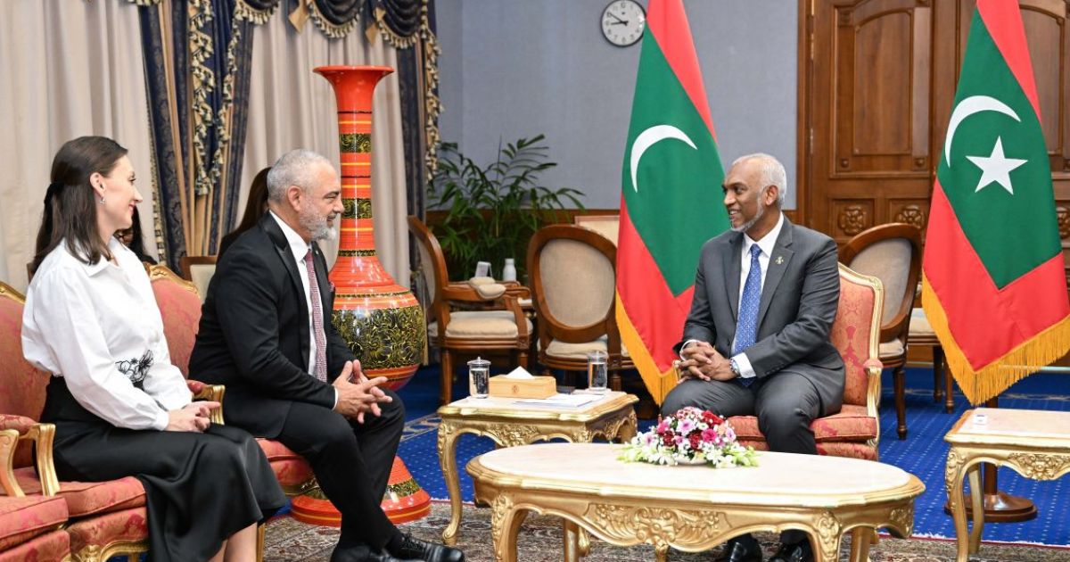 ޕެރަގުއޭގެ އައު ސަފީރުގެ ފަތްކޮޅު ރައީސްއަށް އަރުވައިފި
