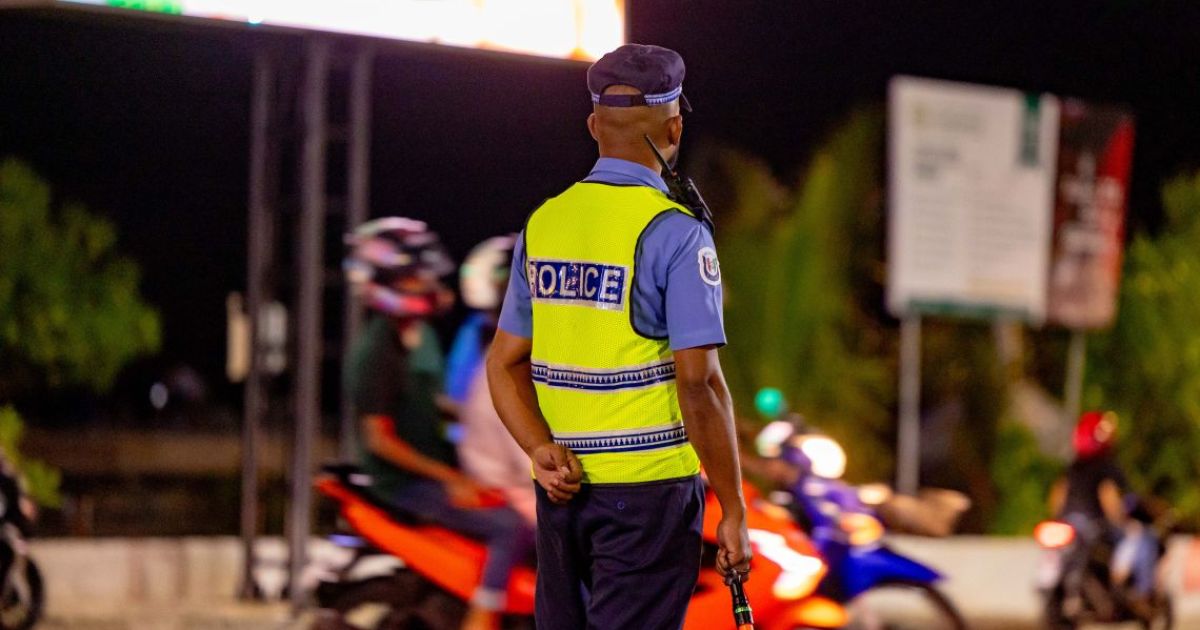 ފުލުހެއްގެ ގައިގައި ދަތްއެޅި އަންހެނަކު ބަންދަށް