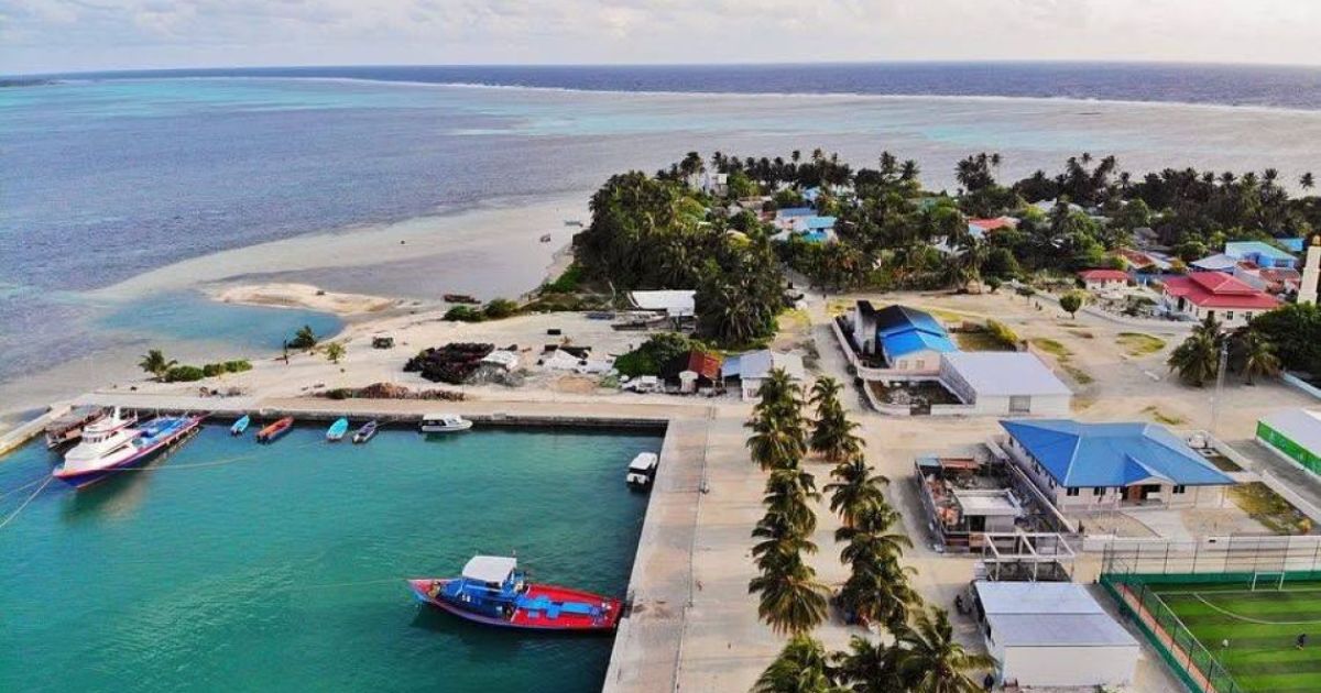 މާވަށުގައި މީހެއްގެ ކަރަށް ވަޅި ހަރައި މަރާލައިފި!