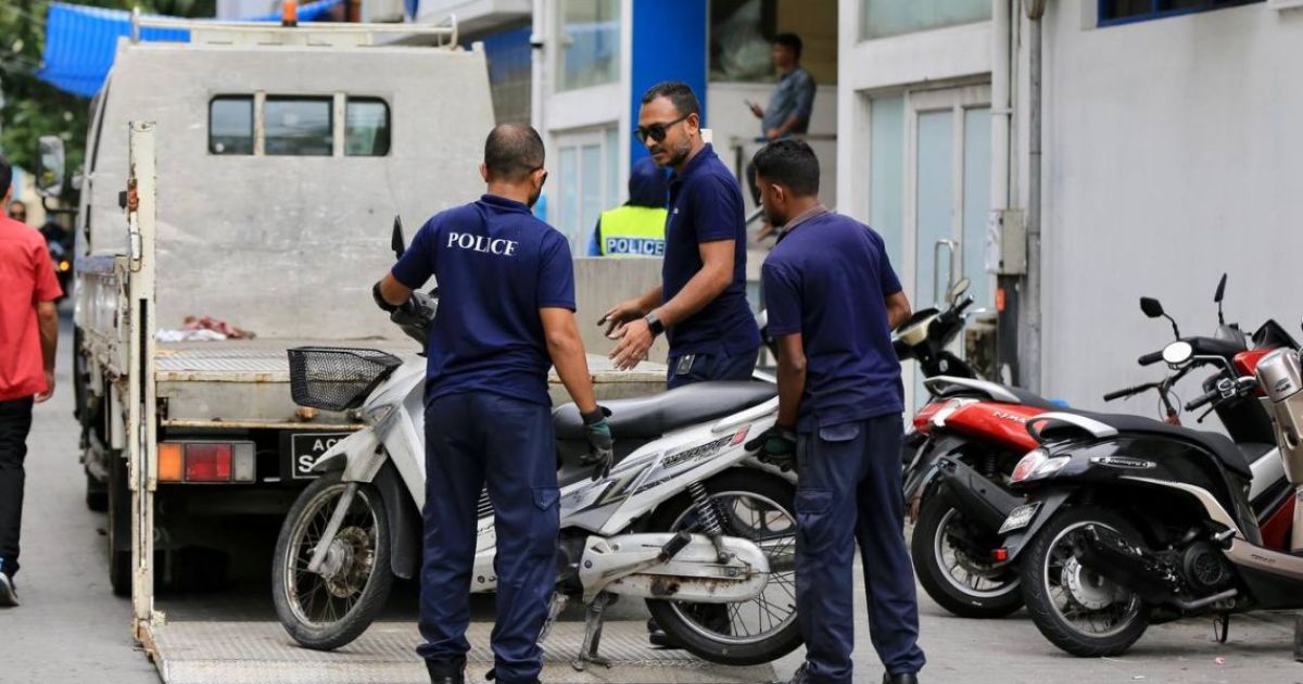 ވިލިމާލޭ ޓާމިނަލް ސަރަހައްދުގައި ހުރި ވެެހިކަލްތަކެއް ޓޯކުރަނީ