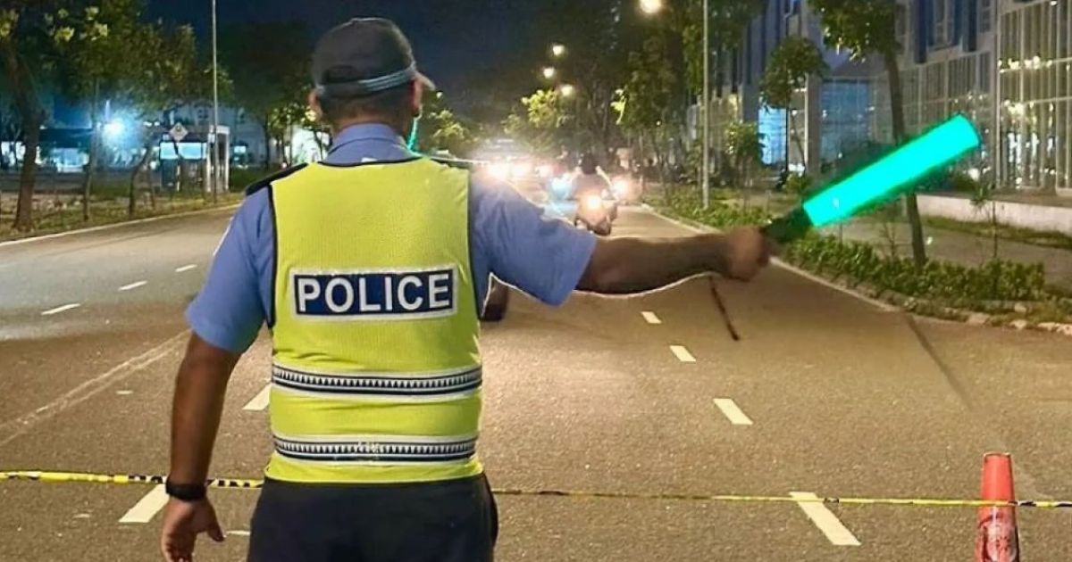 ބާރު ސްޕީޑުގައި ދުއްވަމުންދިޔަ ކާރެއްގައިތިބި ދެމީހުން ހައްޔަރުކޮށްފި
