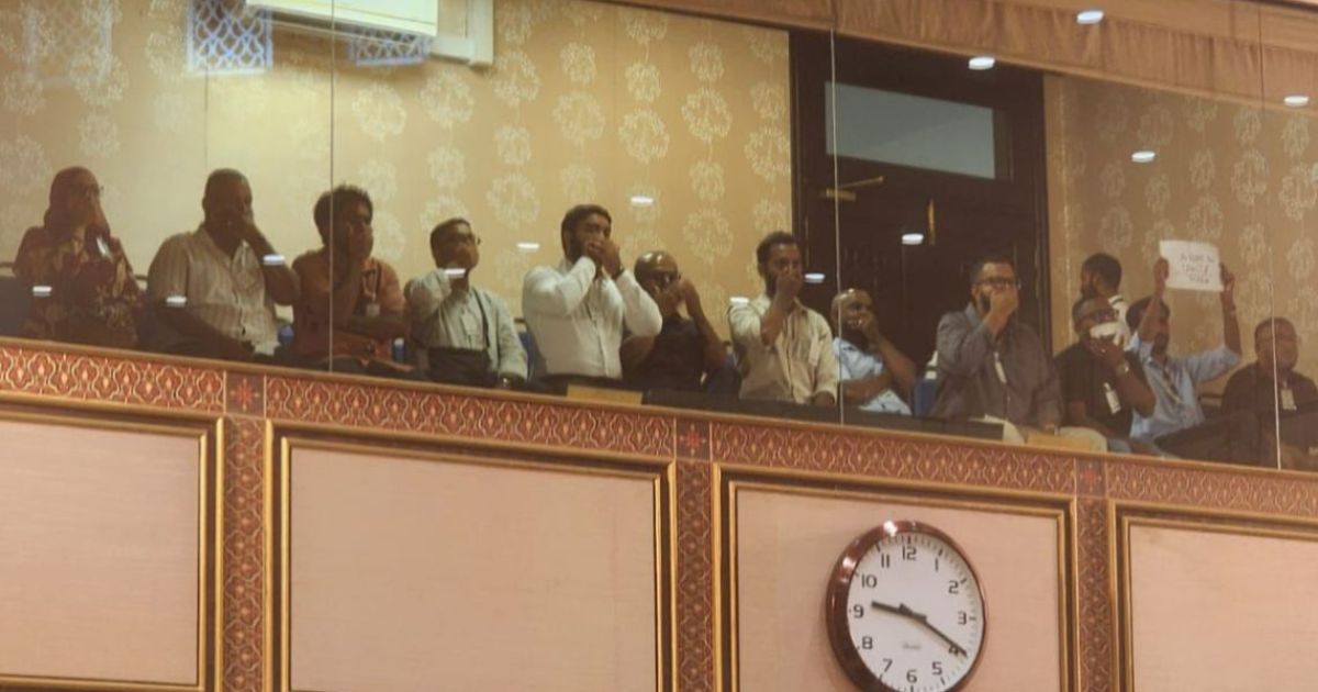 މަޖިލިސް ގެލަރީގައި ނޫސްވެރިންގެ ހިމޭން އިހުތިޖާޖެއް