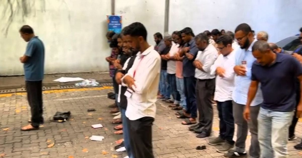 “ކަންދެއްކުމަށް މަގުމަތީ މުޒާހަރާކުރާ ނޫސްވެރިން މަގުމެދުގައި ނަމާދުކޮށްފި”