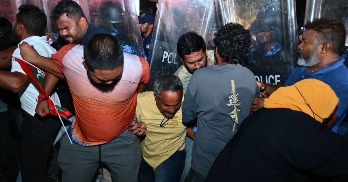 ފުލުހުންނަށް ހުރަސްއެޅި މުޒާހަރާގެ ބައިވެރިންނަށް ފިޔަވަޅު އަޅަނީ