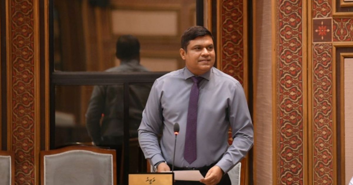 ހެލިކޮޕްޓަރުގެ ހިދުމަތާ ބެހޭގޮތުން މާދަމާ މިނިސްޓަރާ ސުވާލުކުރަނީ