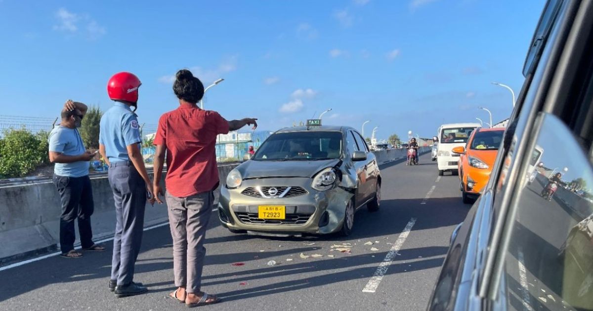 ދެ ކާރެއް އެކްސިޑެންޓުވެ ބޮޑެތި ގެއްލުންތަކެއް