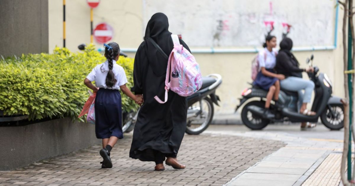 އަންހެން ދަރިވަރުން ސްކާޓާއެކީ ހަރުވާޅު ލާން މަޖުބޫރު!