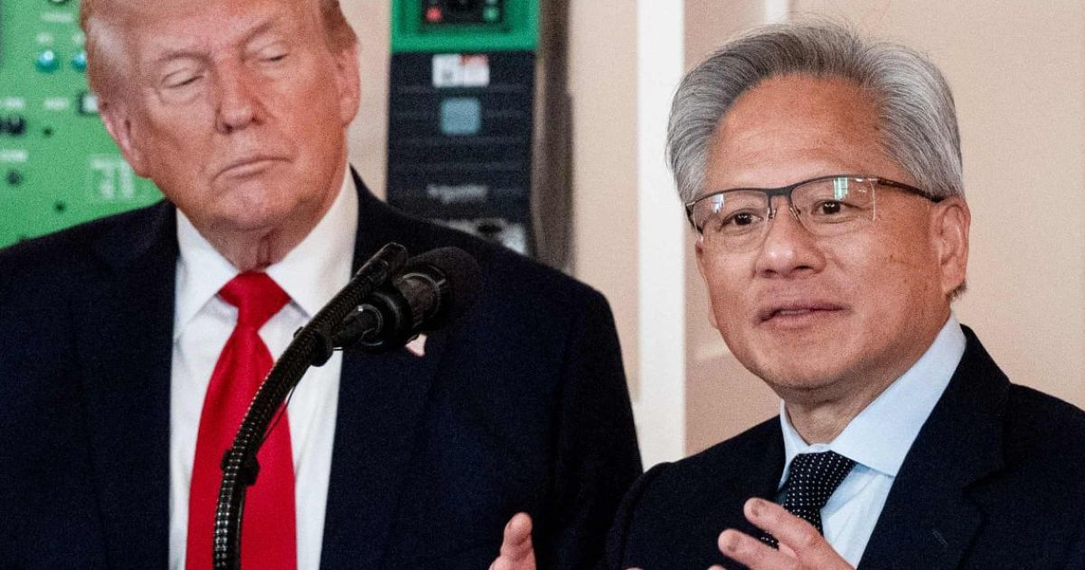 ޗައިނާ އަށް ޗިޕް ނުދޭނަމޭ ބުނުމަށް ފަހު ޓްރަމްޕް އުނަބަށް ޖައްސަވައިފި!