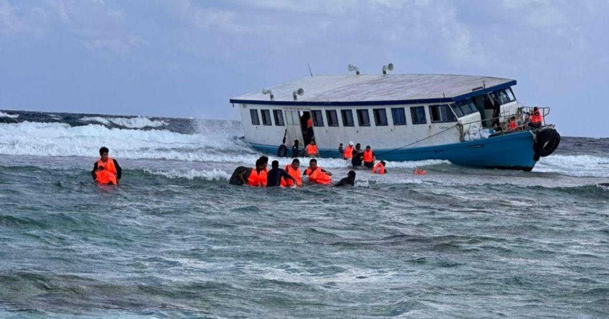 67 ޓޫރިސްޓުންނާއެކު ދަތުރުކުރަމުންދިޔަ ފެރީއެއް ފަރަށް އަރައިފި