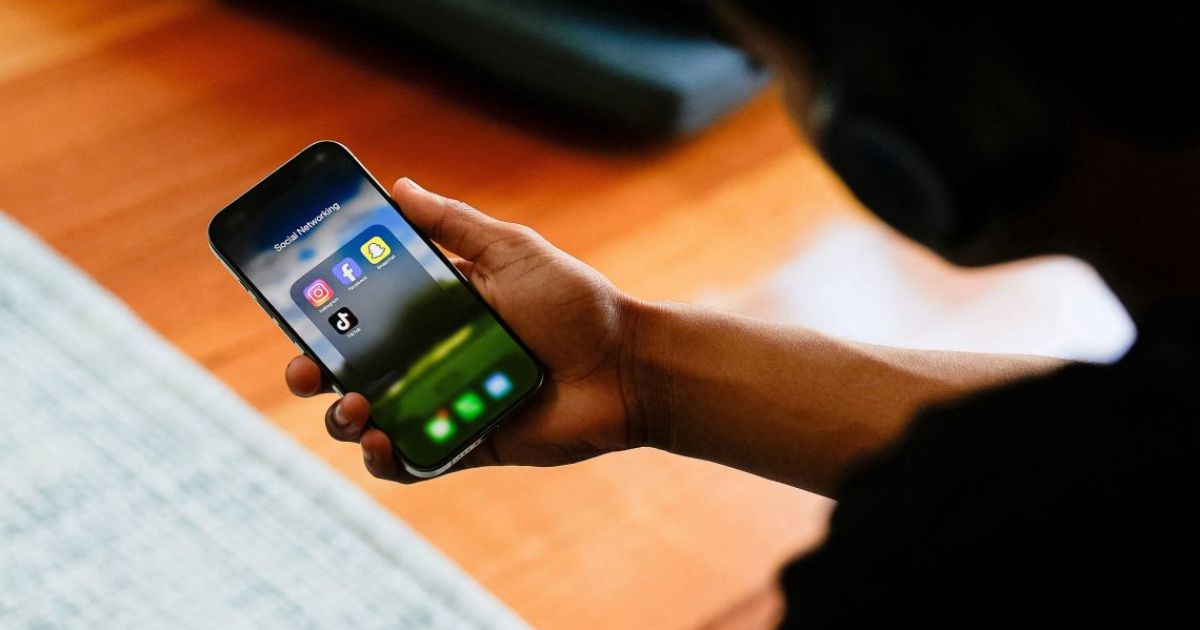 ފްރާންސްގައި 15 އަހަރުން ދަށުގެ ކުދިން ސޯޝަލް މީޑިއާ ބޭނުންކުރުން މަނާކުރުމަށް ފާސްކޮށްފި