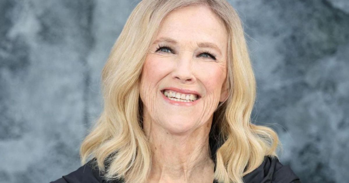 'ހޯމް އެލޯން' އާއި 'ޝިޓްސް ކްރީކް' ގެ ތަރި ކެތުރިން އޯހާރާ އުމުރުން 71 އަހަރުގައި މަރުވެއްޖެ