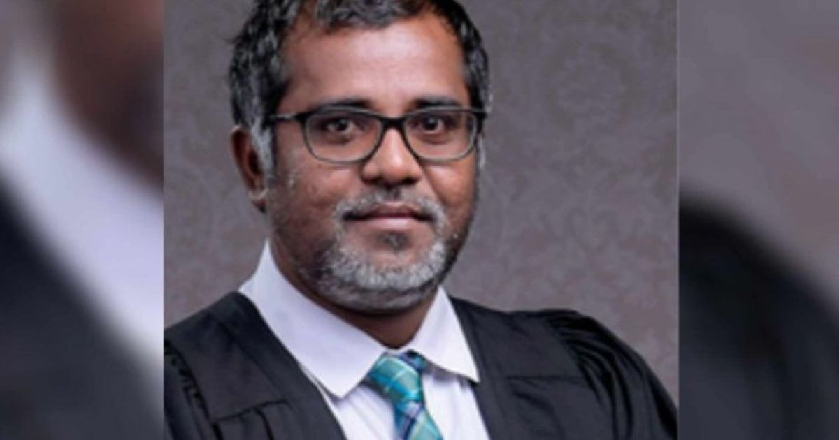 އިސްތިއުފާދެއްވި ހައިކޯޓުގެ ފަނޑިޔާރު އަނބުރާ ހަމަ އެކޯޓަށް