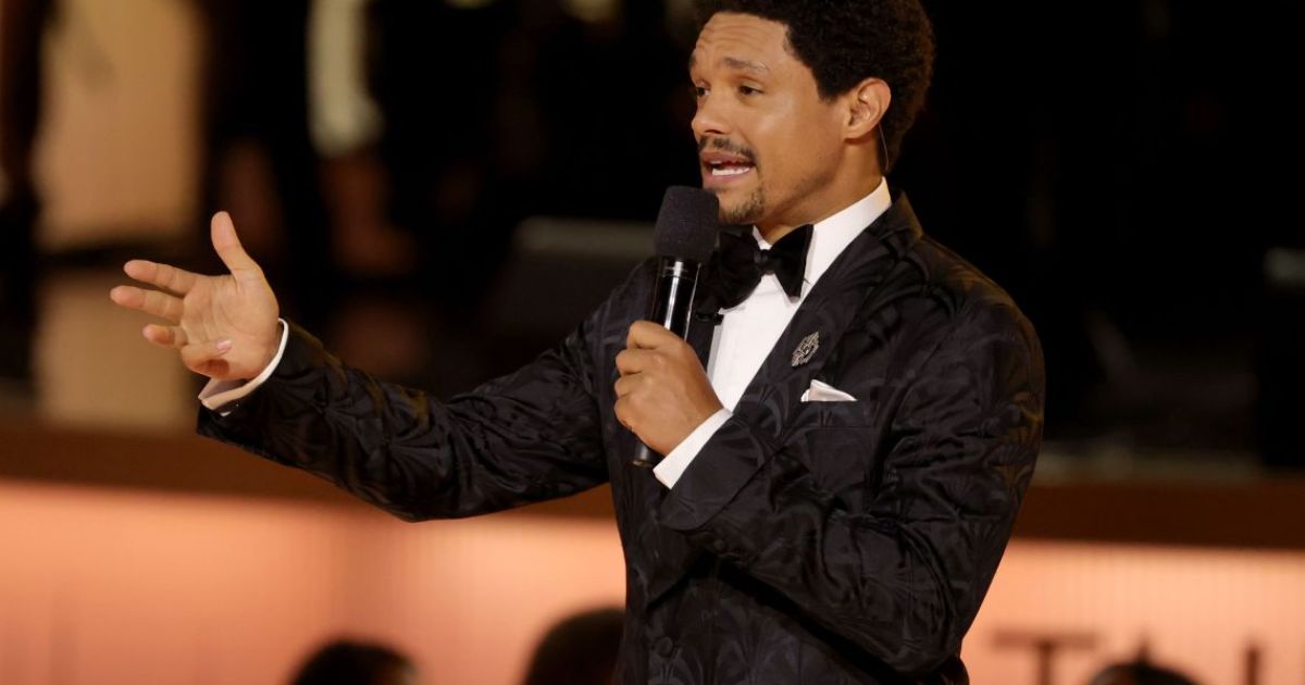 ޓްރަމްޕް، ޓްރެވާ ނޯއާއާ ދެކޮޅަށް ދައުވާކުރަނީ