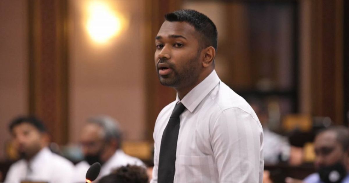ރިޔާސީ ބަޔާނަށް ހުރަސްއެޅުމުން މީކާއިލް މަޖިލީހުން ބޭރުކޮށްލައިފި