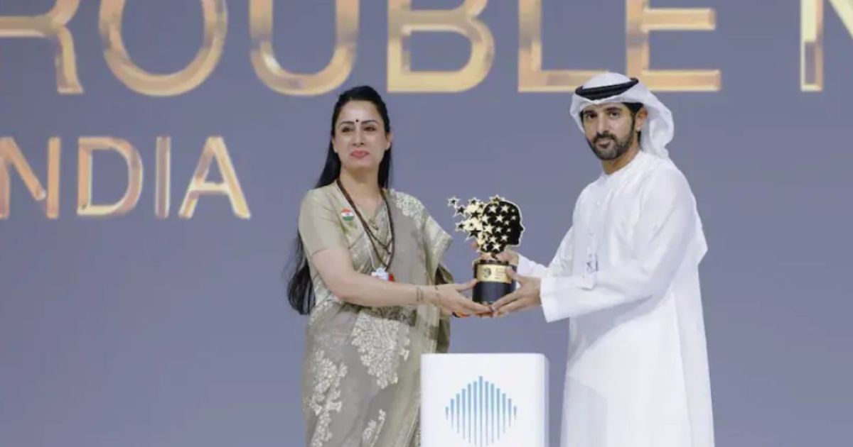 އިންޑިއާގެ ފަގީރު އަވަށްތަކުގައި މަގުމަތީ ކްލާސްރޫމްތައް ހަދައިގެން ކިޔަވައިދިން މުދައްރިސަކަށް 1 މިލިއަން ޑޮލަރުގެ އެވޯޑެއް