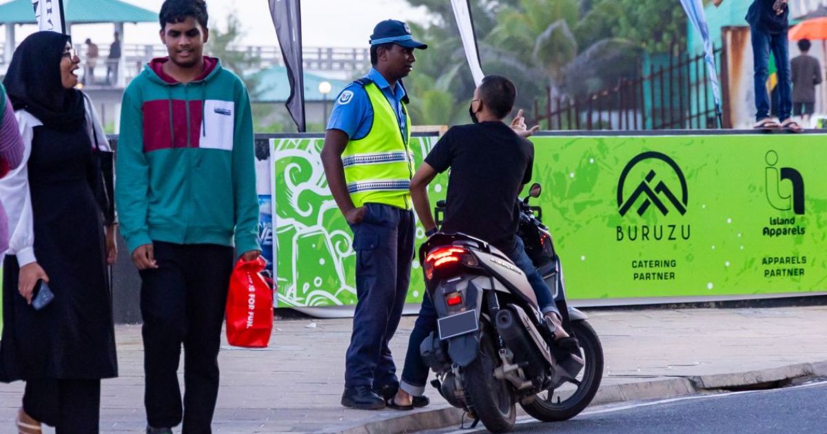 ގަވާއިދާ ހިލާފަށް ބޭރު މަގުގައި ޕާކުކުރާ އުޅަނދުތައް މާދަމާއިން ފެށިގެން ޓޯކުރަނީ