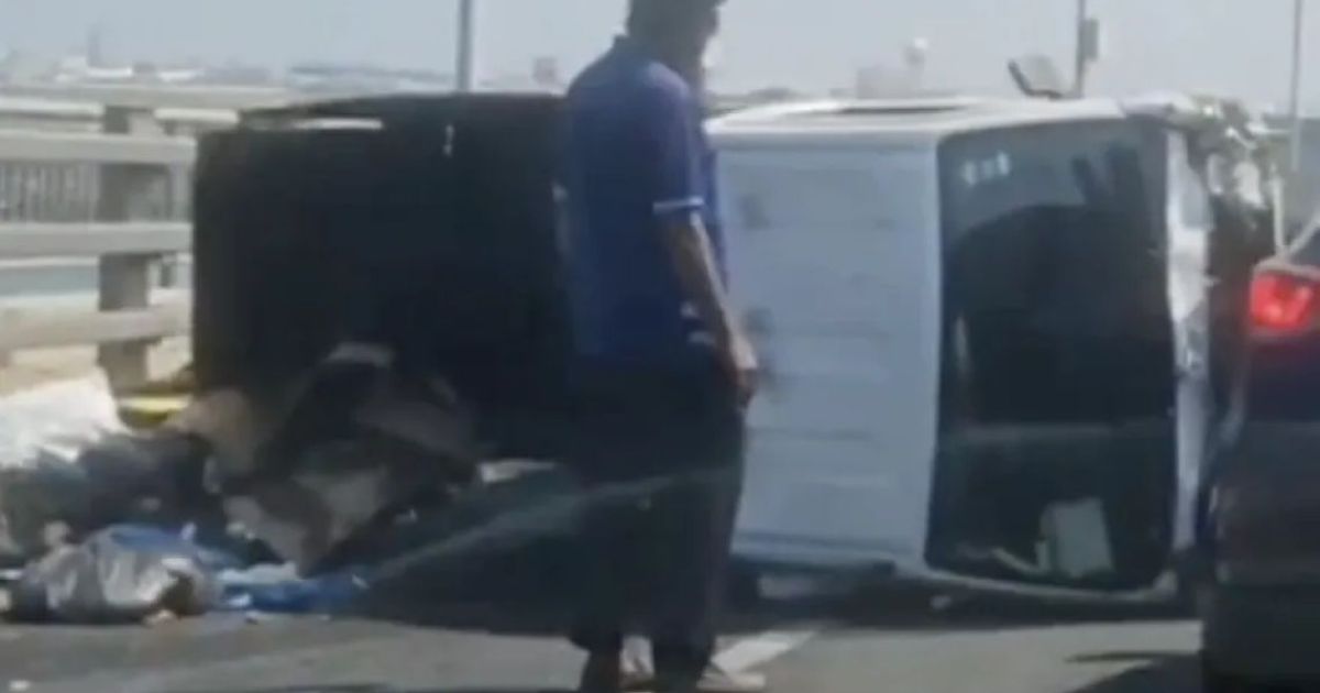 ސިނަމާލެ ބްރިޖު މަތިން ކުނި ބަރުކޮށްގެން ދިޔަ ޕިކަޕެއް ފުރޮޅާލައިފި