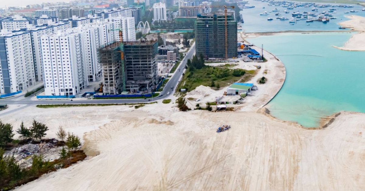 އޮޅުވާލައިގެން ބިން ހޯދަން އުޅުނު 12 މީހަކަށް ދައުވާކުރަން ފޮނުވައިފި