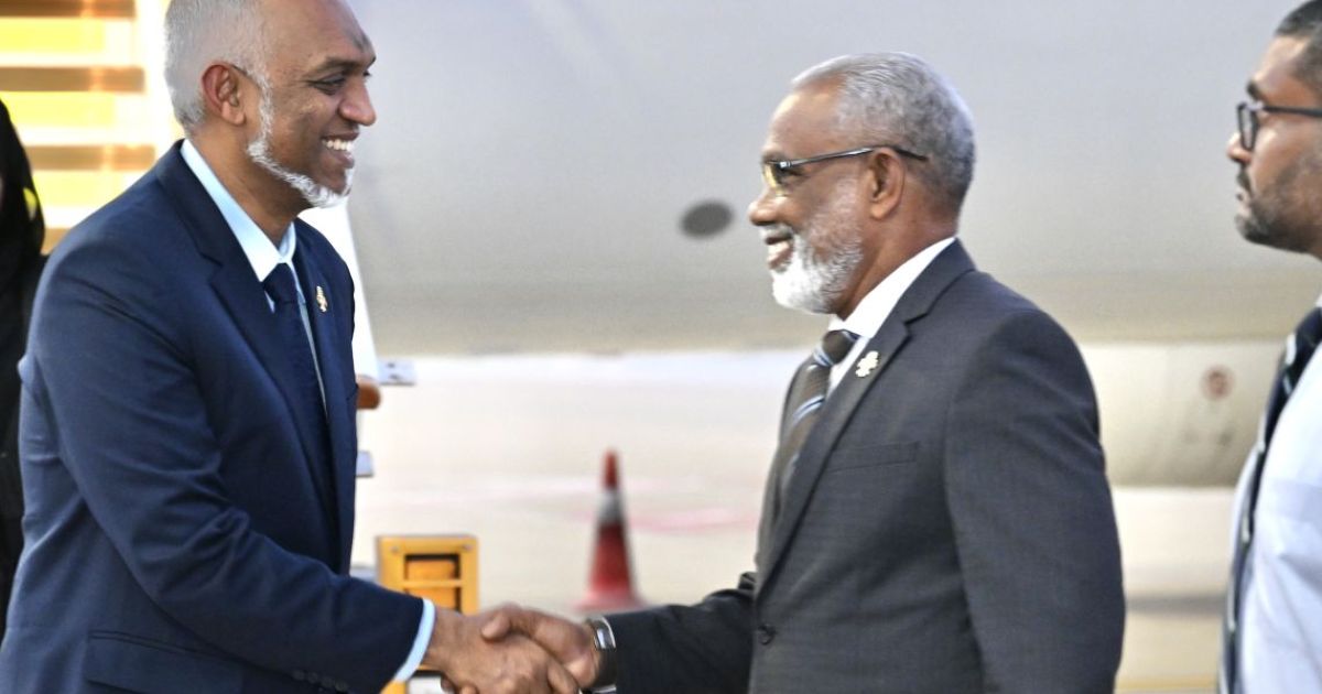އުމްރާގެ އަޅުކަމަށްފަހު ރައީސްގެ ދެކަނބަލުން މާލެ ވަޑައިގެންފި