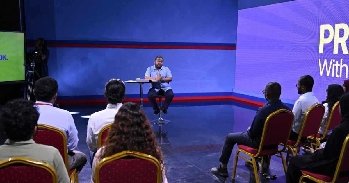 ކޮންމެ ބުރާސްފަތި ދުވަހަކު ތަރުޖަމާނު ނޫސްވެރިންނާ ބައްދަލުކުރައްވަނީ