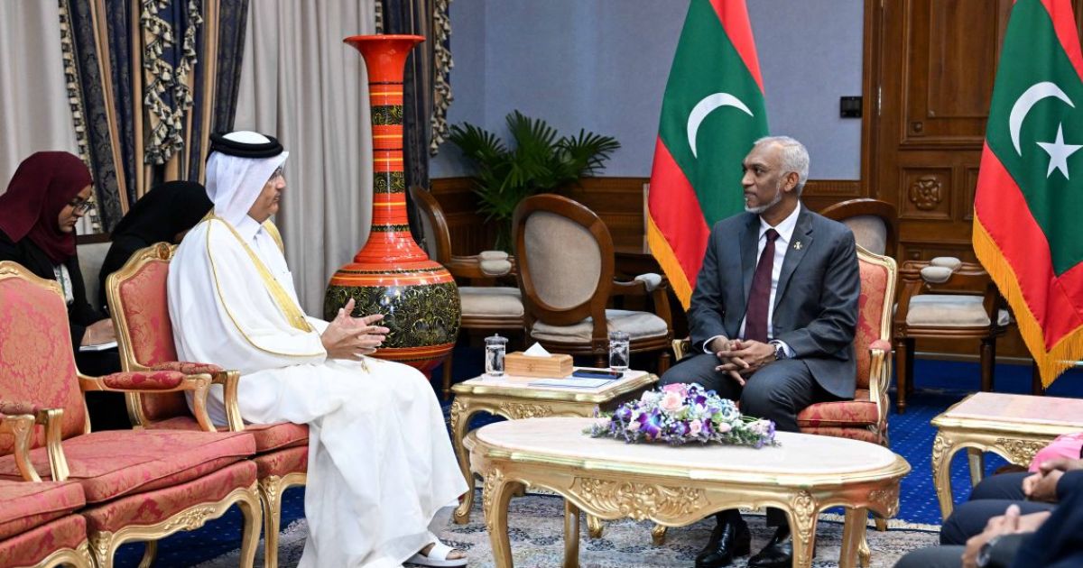 ޤަޠަރުގެ އައު ސަފީރު އެމަނިކުފާނުގެ ސަފީރުކަމުގެ ފަތްކޮޅު ރައީސުލްޖުމްހޫރިއްޔާއަށް އަރުވައިފި