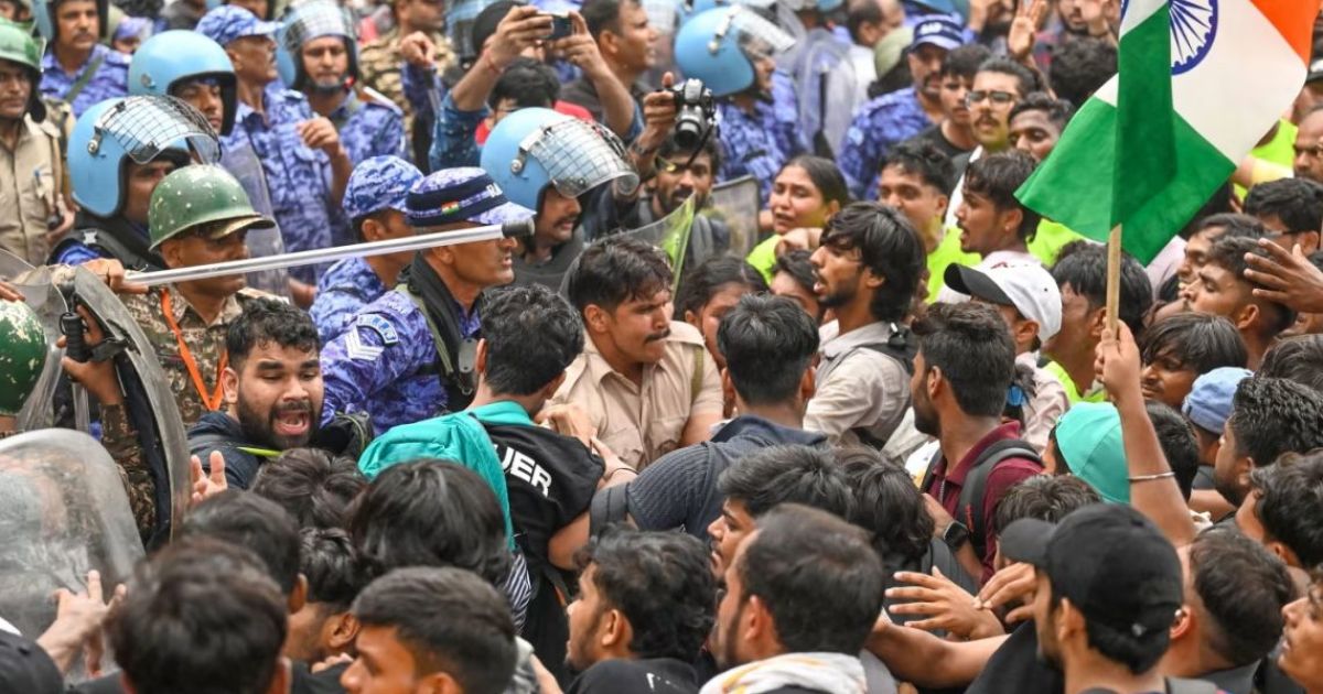 އިންޑިއާގެ ޓެސްޓް ކަރުދާސް ލީކުވި މައްސަލަ: 'ކޮކްރޯޗް' ލީޑަރުންނާއި ސަރުކާރާ ދެމެދު މަޝްވަރާތައް ފަށައިފި