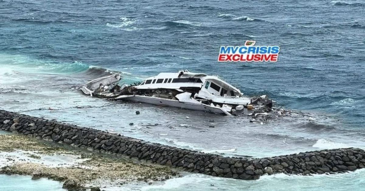 މާފުށީ ބޭރުގައި އަޅާފައި އޮތް ސަފާރީ ބޯޓެއް، ތޮށިމައްޗަށް އަރައި ފުނޑިއްޖެ