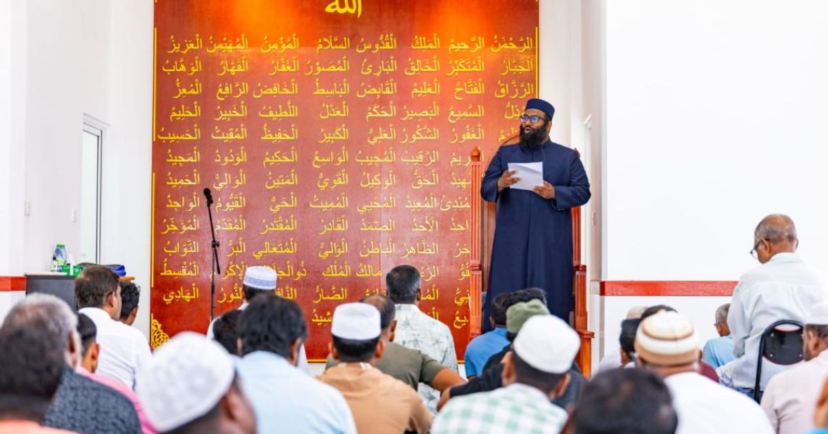 ކަލާންގެ ކަމަށް ދައުވާކުރި ފިރުއައުނު ފަދަ އަނިޔާވެރިންނާ މުހާތަބުކުރުމުގައިވެސް އަންގަވާފައިވައިވަނީ މަޑުމައިތިރިކަމާއެކު: ހުތުބާ