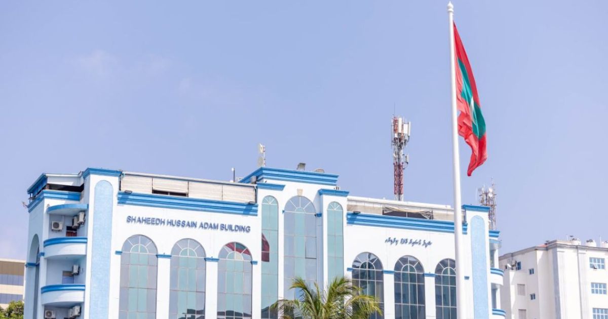 ރެސްޓޯރެންޓެއްގައި މާރާމާރީ ހިންގައި، އަންހެނަކަށާއި އިތުރު ބަޔަކަށް ހަމަލާދިން ޒުވާނަކު ހައްޔަރުކޮށްފި
