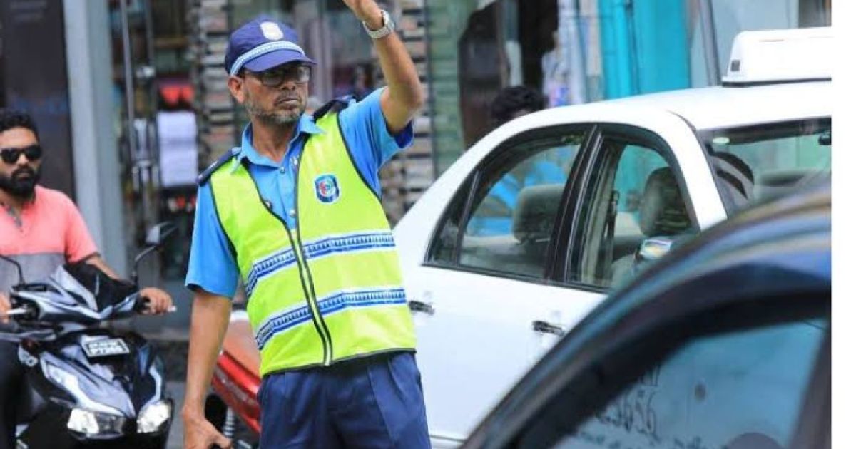 ފުލުހެއްގެ ގައިގައި ސައިކަލުން ޖައްސާފައި ފިލަން އުޅުނު މީހާ ބަންދުކޮށްފި