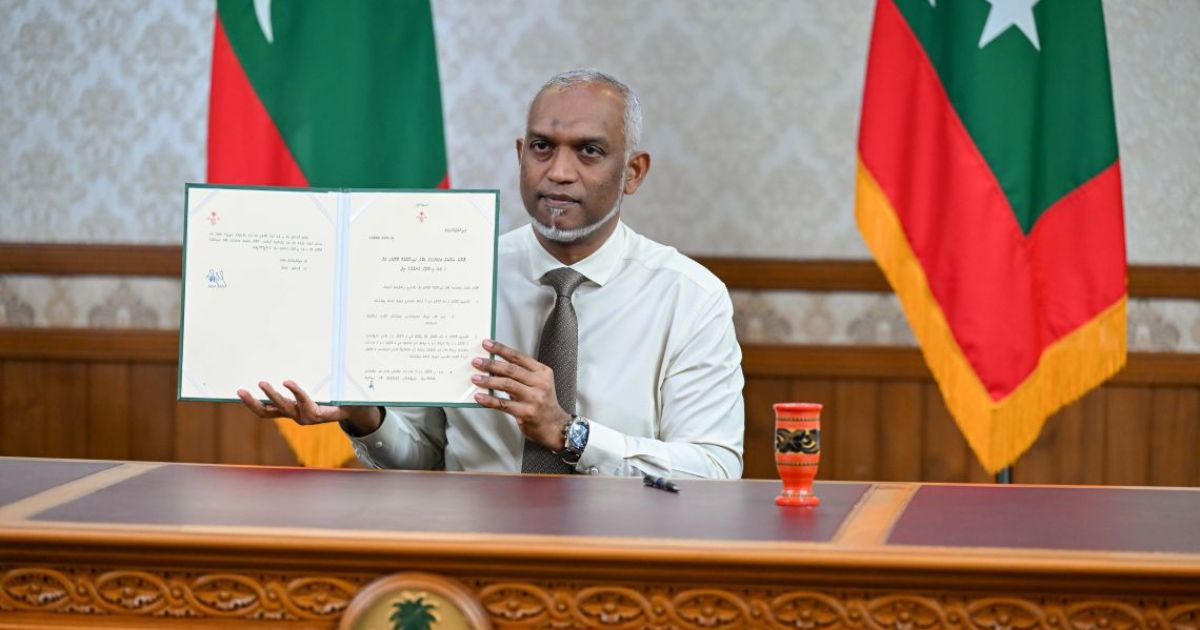 ރިސޯޓުތަކުގެ އާމްދަނީގެ 40 އިންސައްތަ މާރުކުރަން ޖެހުނަސް، މުވައްޒަފުންނަށް ޑޮލަރުން މުސާރަ