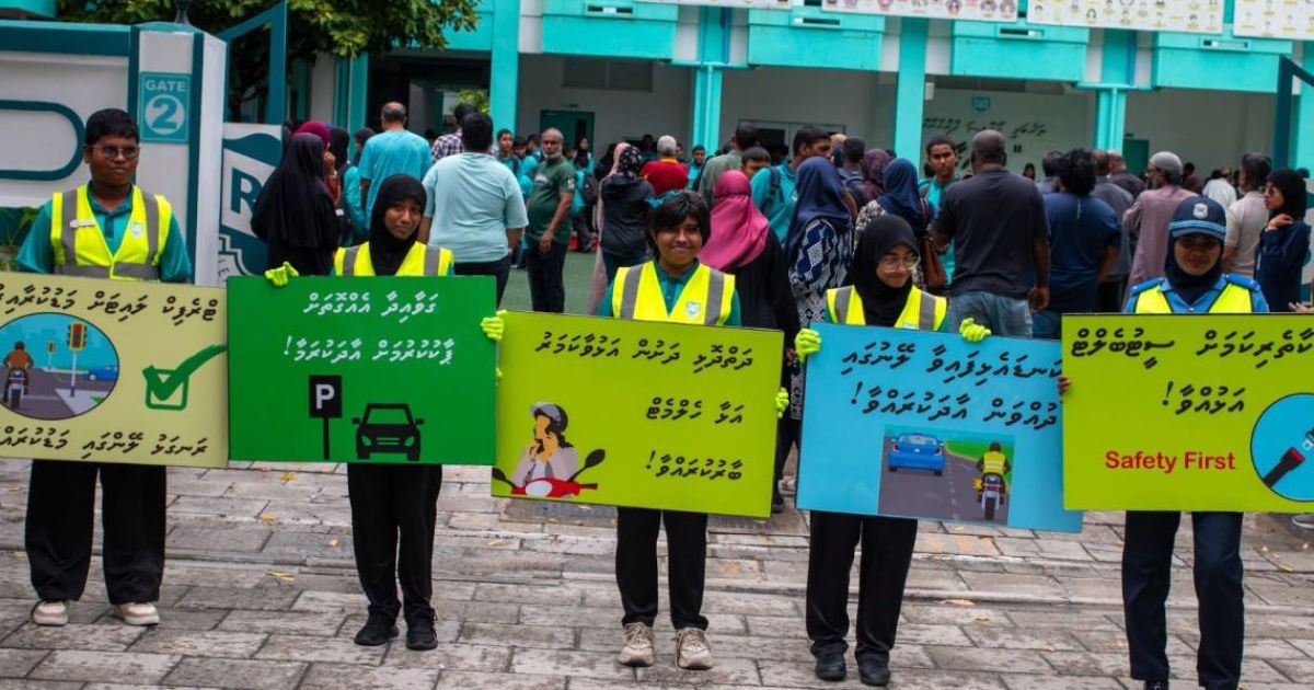 އެކްސިޑެންޓްތައް މަދުކުރަން ހުޅުމާލޭގައި ފުލުހުންނާއި ސްކޫލް ކުދިން ގުޅިގެން ހަރަކާތެއް ހިންގައިފި