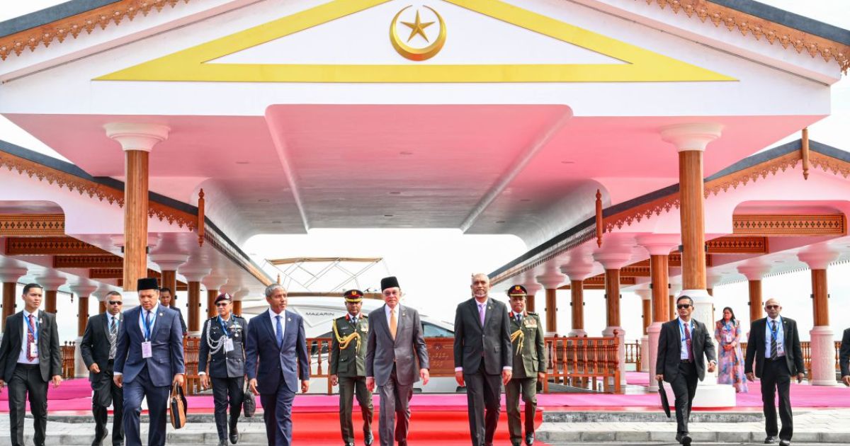 މެލޭޝިއާގެ ބޮޑުވަޒީރަށް ރަސްމީ އިއްޒަތުގައި މަރުހަބާ ދަންނަވައިފި