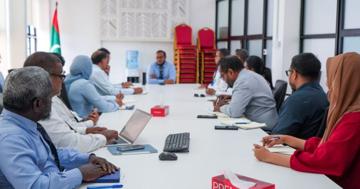 ޔުޓިލިޓީ ހިދުމަތްތައް ފުޅާކޮށް ހަރުދަނާ ކުރުމާ ގުޅޭ މަޝްވަރާ ކަމާބެހޭ ކުންފުނިތަކުގެ އެމްޑީއިންނާއެކު ތިމާވެއްޓާ ބެހޭ ވަޒީރު ކުރިޔަށް ގެންގޮސްފި