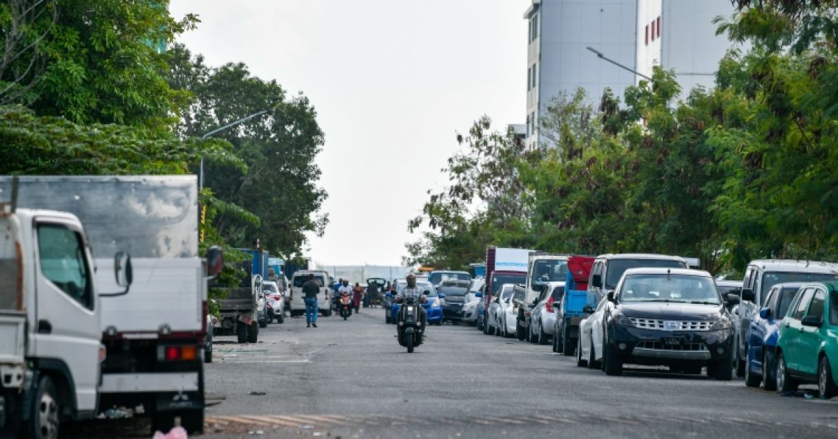 ހުޅުމާލެ އިންޑަސްޓްރިއަލް ޒޯނުގައި ޕާކު ކޮށްފައި ހުރި އުޅަނދުތައް ނަގަން އަންގައިފި