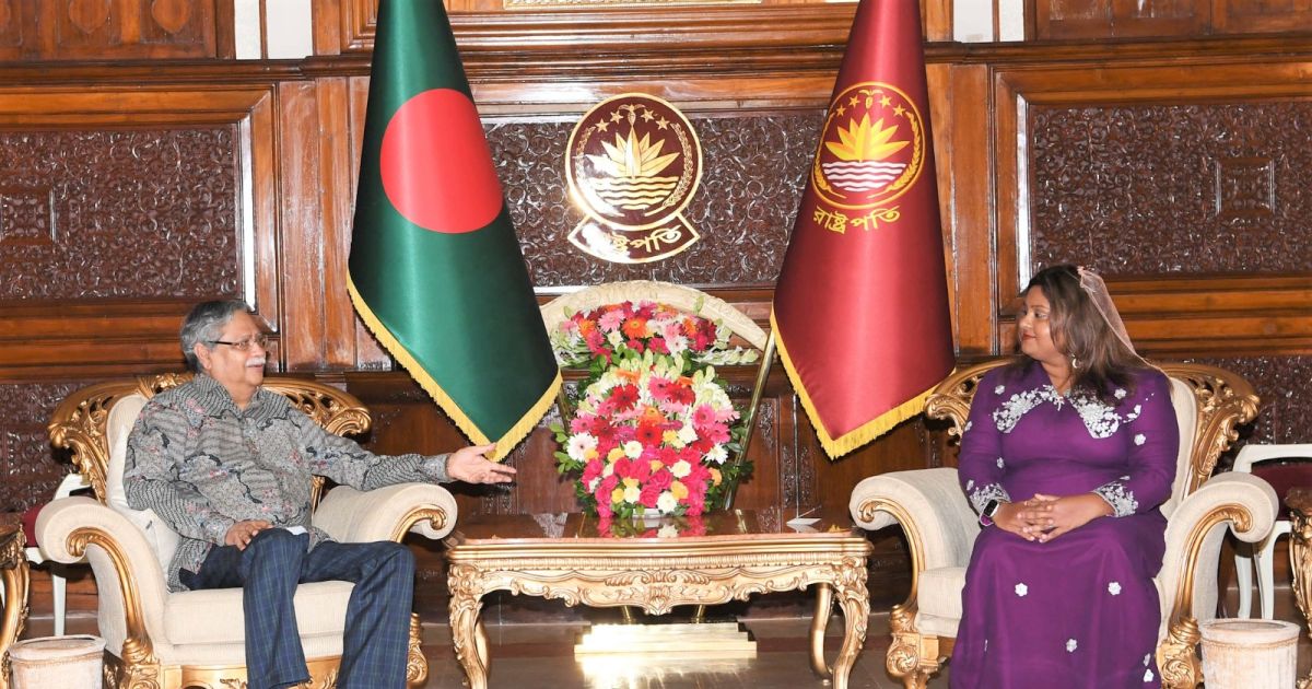 ރާއްޖެއިން ބަންގްލަދޭޝްއަށް ކަނޑައެޅުއްވި ސަފީރު ފަތްކޮޅު އަރުވައިފި