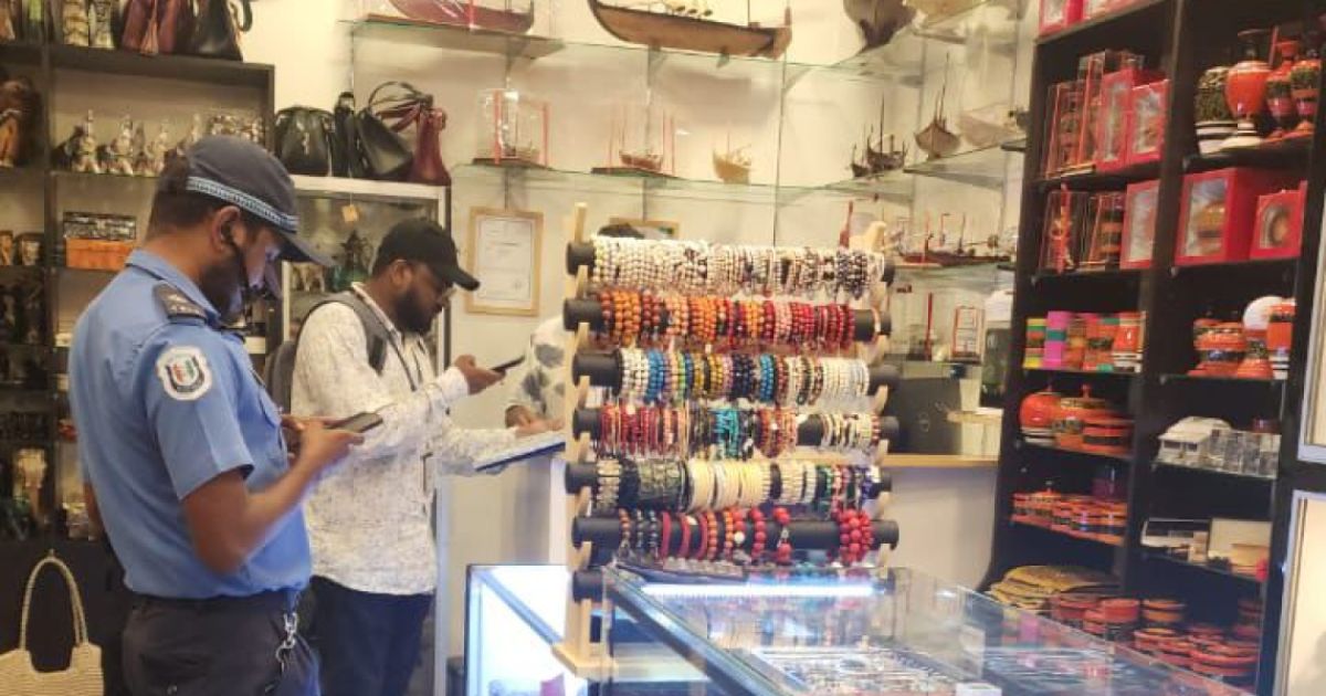 ހުއްދަ ނެތި ޑޮލަރު މާރުކުރާ ދެ ތަނެއް ބަންދުކޮށްފި