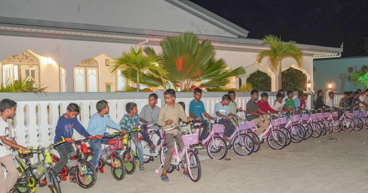 40 ދުވަހު ޖަމާޢަތުގައި ފަތިސް ނަމާދު ކުރި ކޮންމެ ކުއްޖަކަށް އިމާމުގެ ފަރާތުން ބައިސްކަލެއް ދީފި
