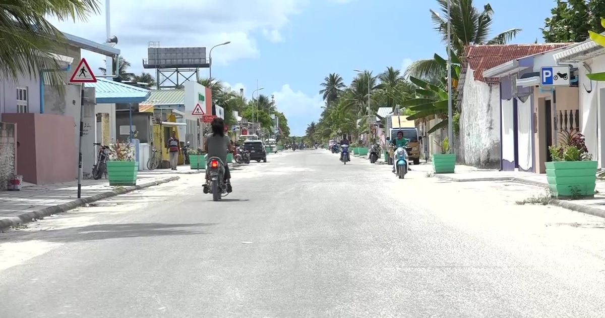 މޫނު ނިވާކޮށްގެން ތިބި ބަޔަކު އައްޑޫ ގެއަކަށް ވަދެ މާރާމާރީ ހިންގައިފި