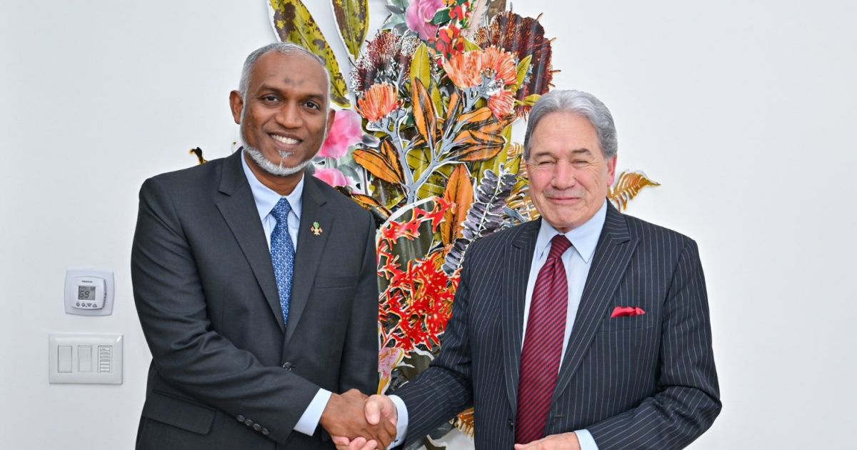 ރައީސް، ނިއުޒީލެންޑްގެ ޑެޕިއުޓީ ބޮޑުވަޒީރާ ބައްދަލުކުރައްވައި