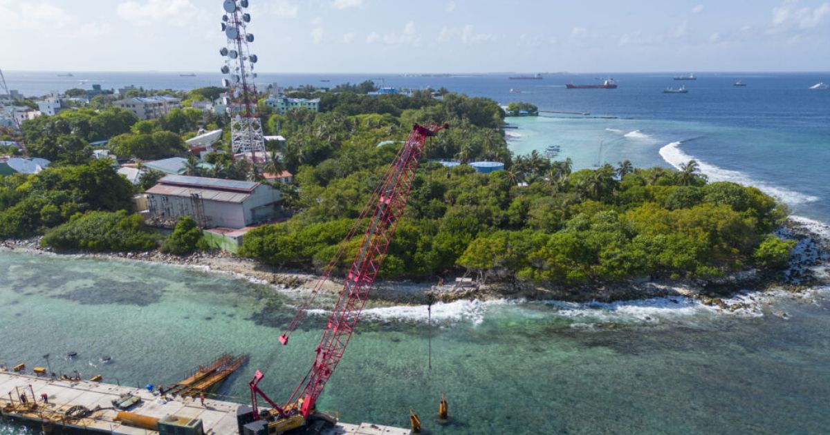 އެފްކޮންސްގެ މުވައްޒަފަކު ޒަޚަމުތަކާއެކު މަރުވެފައި އޮއްވާ ފެނިއްޖެ