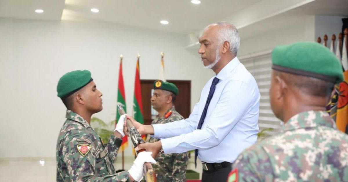 ހުވާ ކުރި ސިފައިންނަށް ރައީސް ބަޑި ޙަވާލުކޮށްދެއްވައިފި