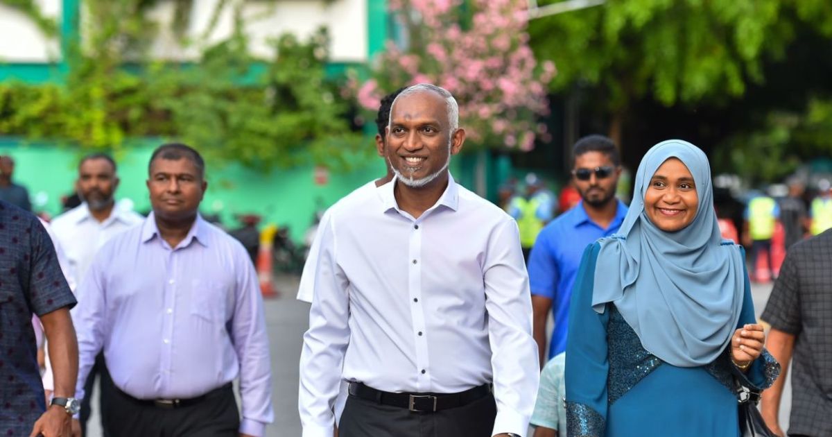 ރައީސްގެ ދެކަނބަލުން އިނގިރޭސިވިލާތުން ރާއްޖެ ވަޑައިގެންފި