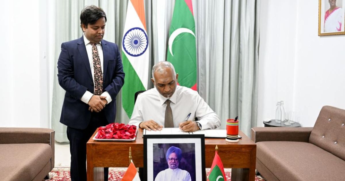 ރައީސް ތަޢުޒިޔާ ފޮތުގައި ސޮއިކުރައްވައިފި