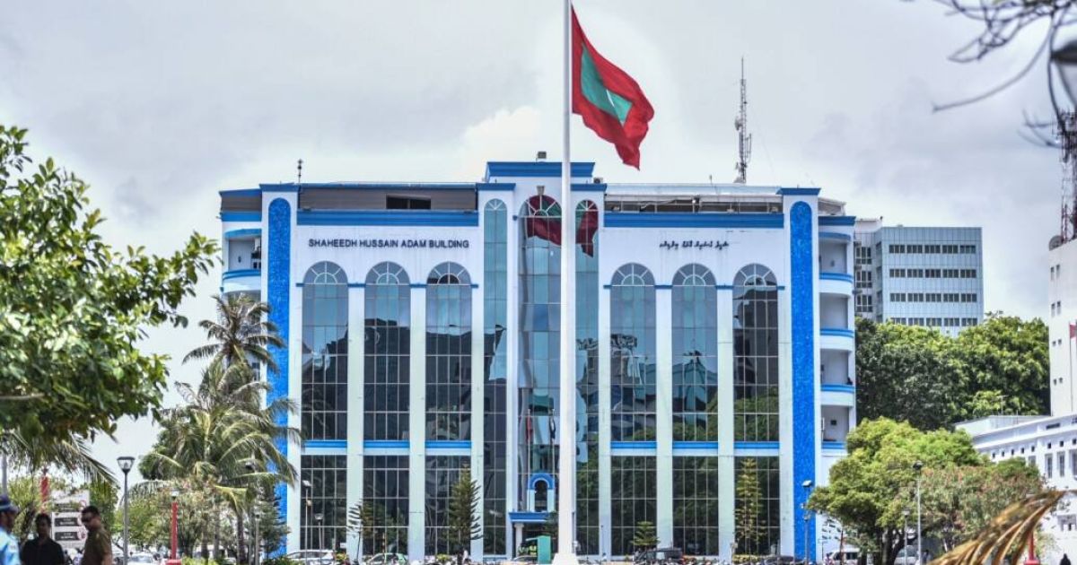 ފުލުހަކު ދަރިވަރަކު ބްލެކްމެއިލް ކުރި ކަމަށް ބުނާ މައްސަލަ ބަލަން ފަށައިފި