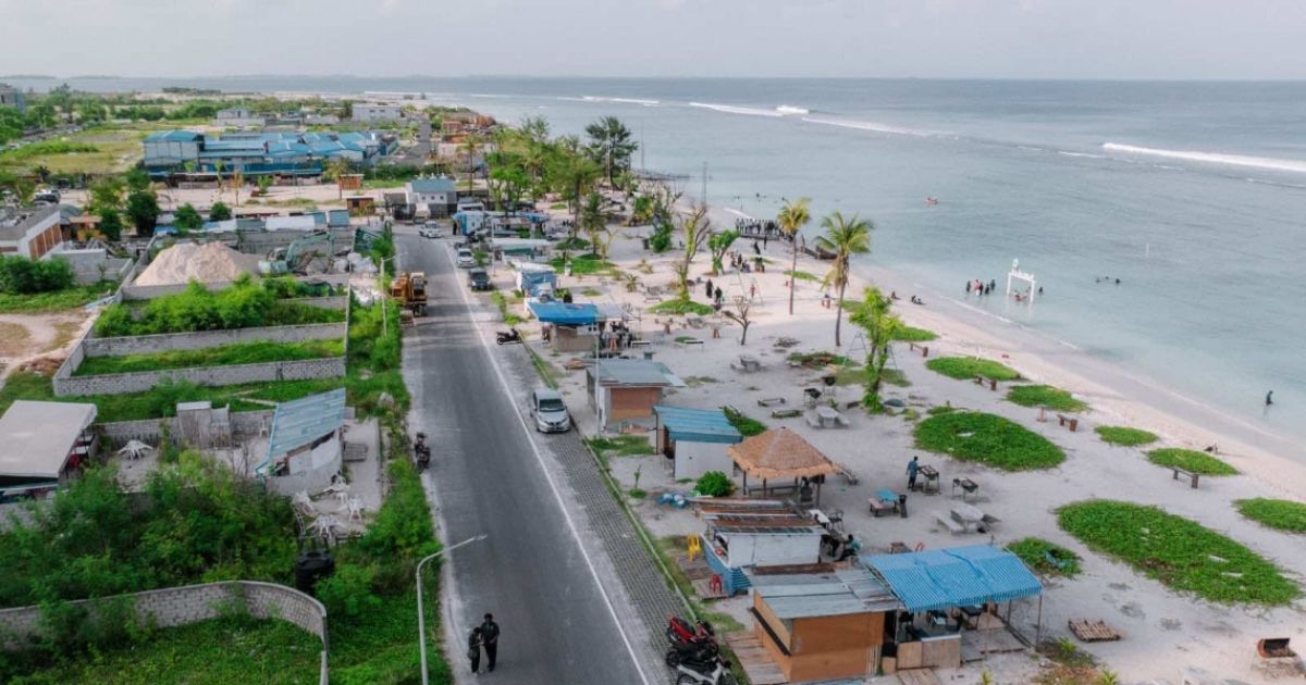 ހުޅުމާލެ ފޭސް 2ގެ ބީޗް ސަރަޙައްދުގައި ހުރި ހަޓުތައް ނަގަން އަންގައިފި
