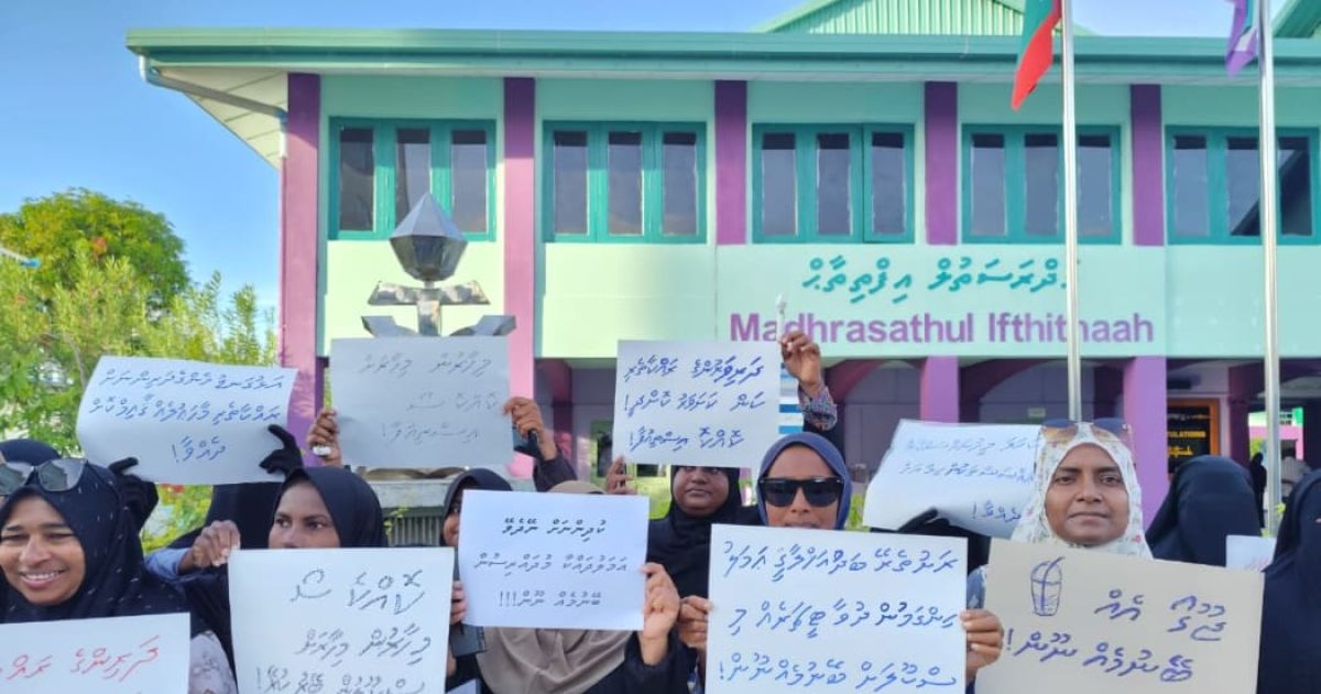 ޒިނޭގެ ތުހުމަތުގައި ޓީޗަރަކު ވަކިކުރަން ގޮވާލައި ނައިފަރުގައި ބެލެނިވެރިން އިހުތިޖާޖު ކުރަނީ